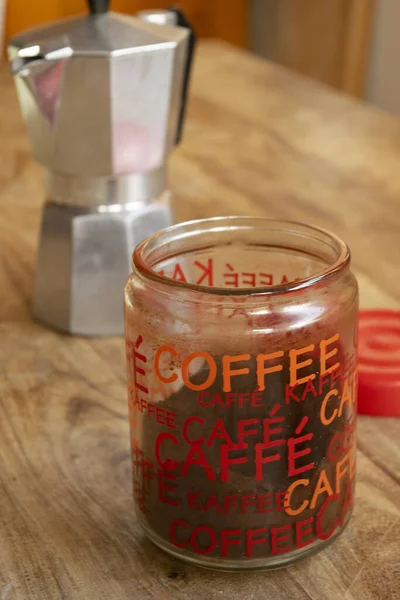 装咖啡粉的玻璃瓶 上面写着咖啡这个字 — 图库照片