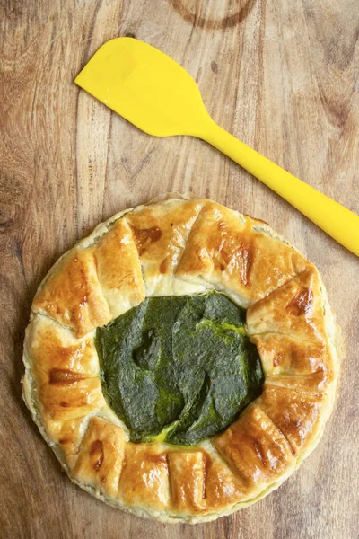 Ispanak ve ricotta peyniri ile doldurulmuş yuvarlak, lezzetli turta.