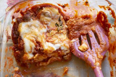 Bardakta kalmış bir lazanya parçası.