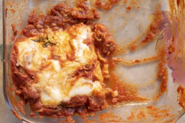 Bardakta kalmış bir lazanya parçası.