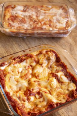 Fırından yeni çıkmış lazanya bolonez.