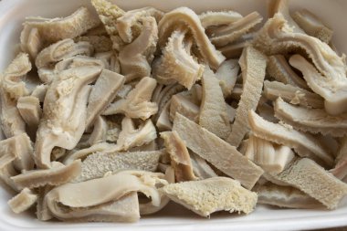 Plastik tepside çiğ işkembe dilimleri.