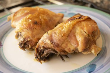 Kalçaları üzerinde fırında tavuk.