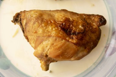 Kalçaları üzerinde fırında tavuk.