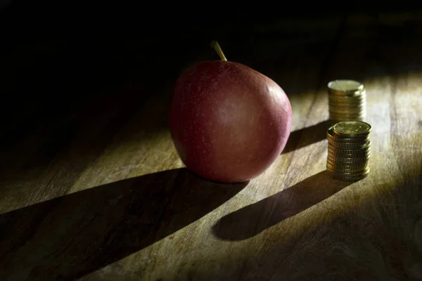 Zdrowa Dieta Koszty Pieniężne Jabłkiem Dwoma Stosami Monet — Zdjęcie stockowe