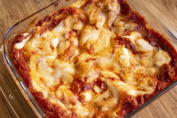Egy Üveg Sütő Tál Frissen Sült Lasagna — Stock Fotó