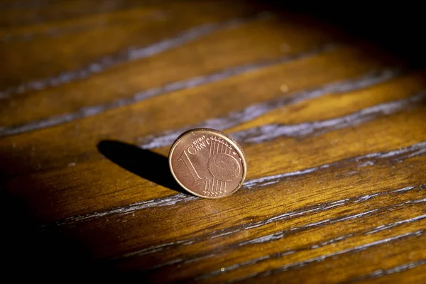 木製のテーブルの上で指向性の光で撮影されたユーロセントは — ストック写真