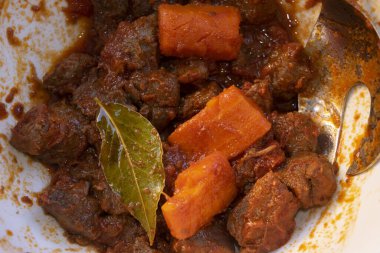 Domates soslu ev yapımı yabandomuzu yahnisi.