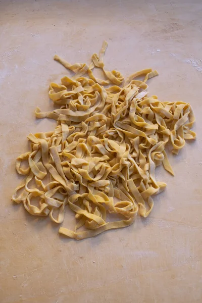 Homemade Egg Noodles Wooden Pastriboard — Stock Photo, Image