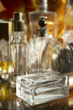 Işık ve renklerin yansıması olan parfüm şişeleri