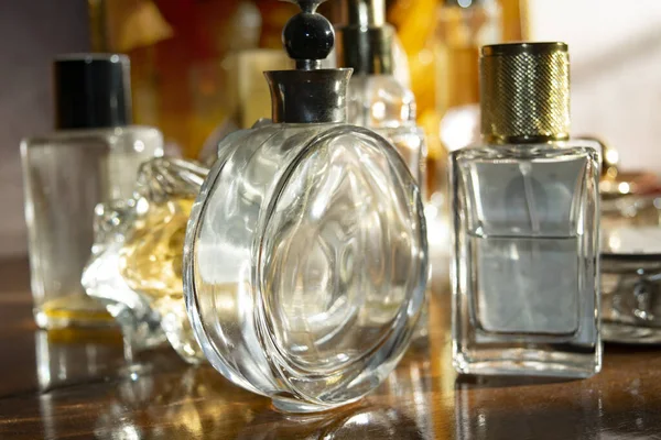 Parfymflaskor Med Reflektioner Ljus Och Färger — Stockfoto