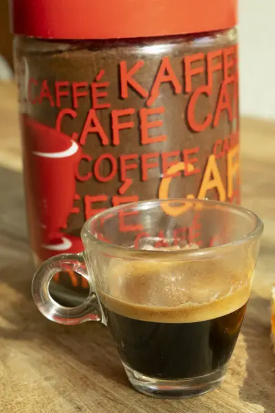 Espresso Met Een Pot Gemalen Koffie Erachter — Stockfoto