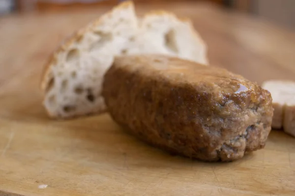 Rundergehaktbrood Met Een Brood Erachter — Stockfoto