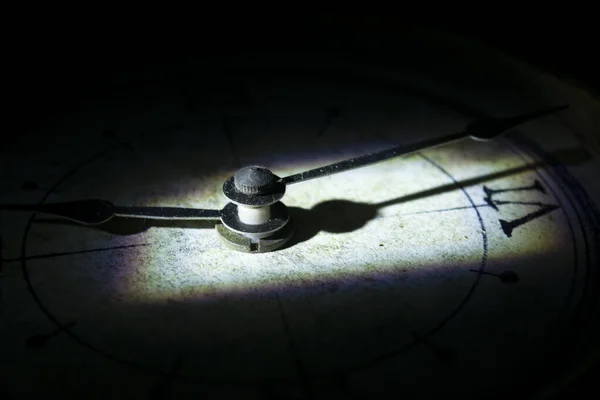 Concept Temps Avec Visage Une Vieille Horloge Murale Dans Lumière — Photo