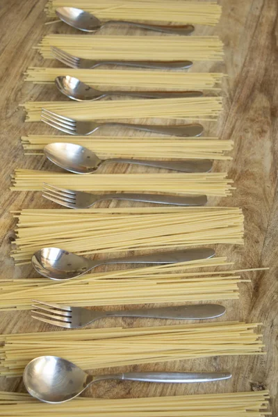 Besteck Und Spaghetti Abwechselnd Aufgereiht — Stockfoto