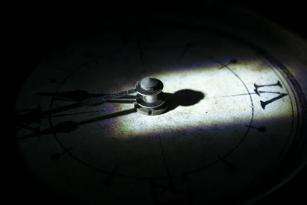 Conceito Tempo Com Rosto Relógio Parede Velho Luz Direcional — Fotografia de Stock