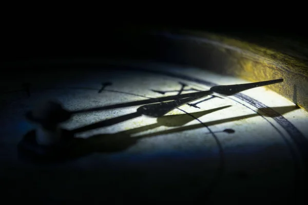 Concept Temps Avec Visage Une Vieille Horloge Murale Dans Lumière Images De Stock Libres De Droits