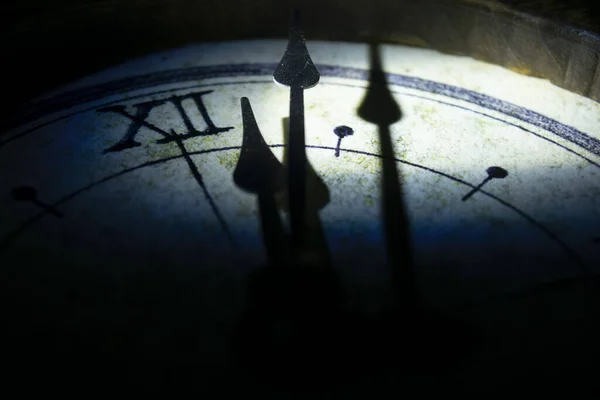 Yönsel Işıkta Eski Bir Duvar Saatinin Yüzüne Sahip Zaman Kavramı — Stok fotoğraf