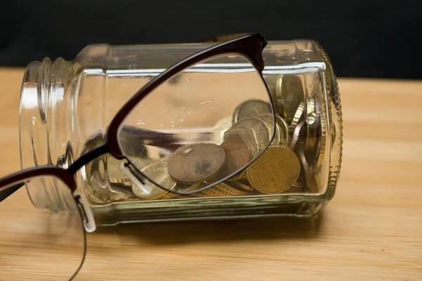 貯蓄の概念のためのコインでいっぱいのガラス瓶 — ストック写真