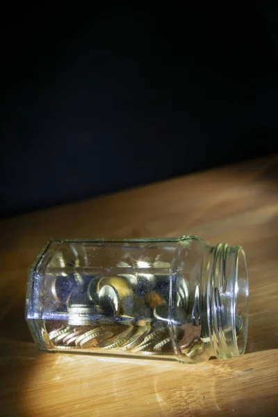 Szklany Słoik Pełen Monet Dla Koncepcji Oszczędności — Zdjęcie stockowe