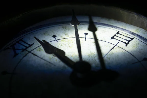 Koncepcja Czasu Twarzą Starego Zegara Ściennego Świetle Kierunkowym — Zdjęcie stockowe