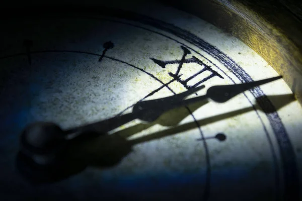 Концепція Часу Обличчям Старого Настінного Годинника Спрямованому Світлі — стокове фото