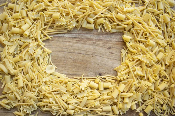 Assortiment Ongekookte Pasta Gerangschikt Een Deel Van Het Frame — Stockfoto