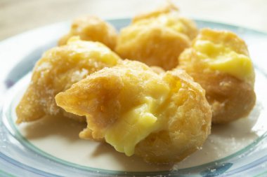 Chantilly kreması ile doldurulmuş geleneksel kremalı pasta.