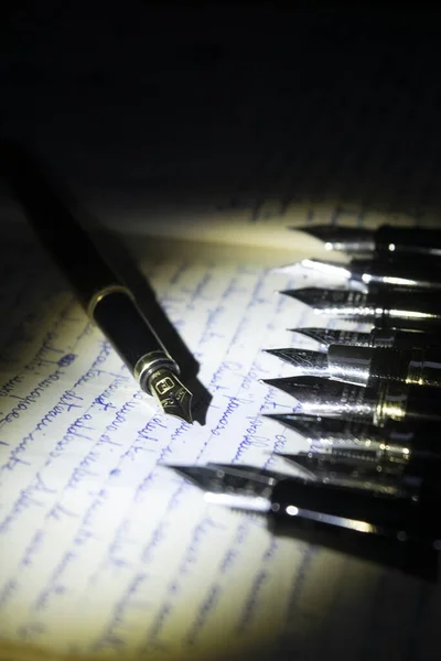 Πένα Στυλό Στη Σειρά Ένα Παλιό Χειρόγραφο — Φωτογραφία Αρχείου