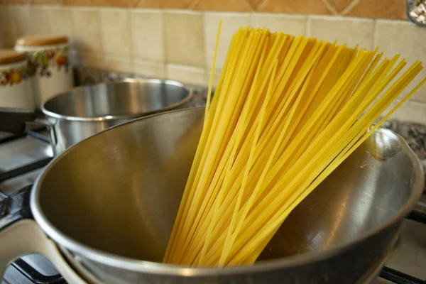 Espaguete Cru Pronto Para Ser Cozido — Fotografia de Stock