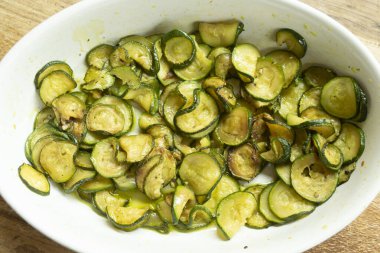 Seramik kasede kızarmış patates kabağı.