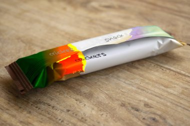 Yeni yiyecekler: Kriket krakerleri. 