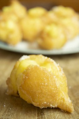 Chantilly kreması ile doldurulmuş kızarmış kremalı pasta.