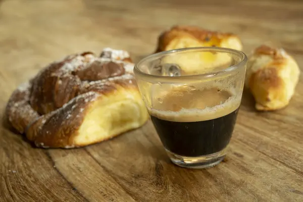 Ochtends Ontbijt Met Romige Koffie Chocolade Croissant — Stockfoto