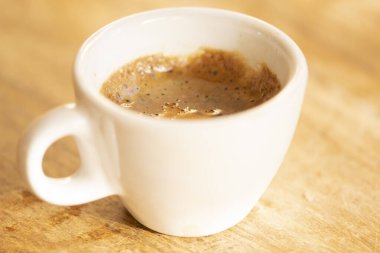 Seramik bardakta espresso kahvesi.