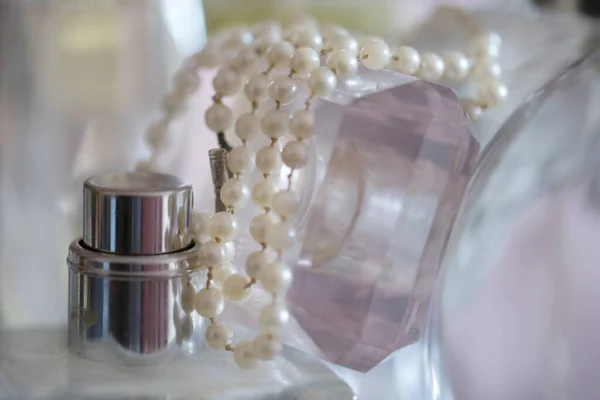 Perłowy Naszyjnik Spoczywający Butelkach Perfum — Zdjęcie stockowe