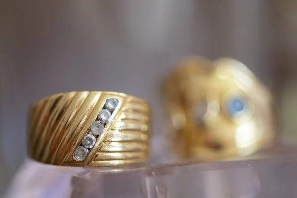 Gouden Ring Met Edelstenen Uitzicht Door Bril — Stockfoto