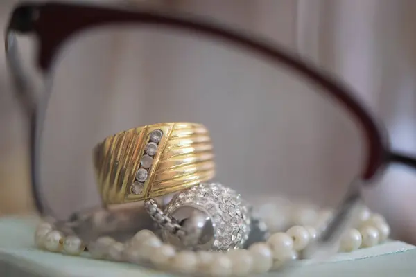 Gouden Ring Met Uitzicht Edelstenen Door Glassess — Stockfoto