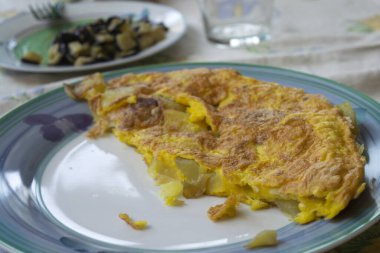 Evde yapılmış patates omleti dilimi.