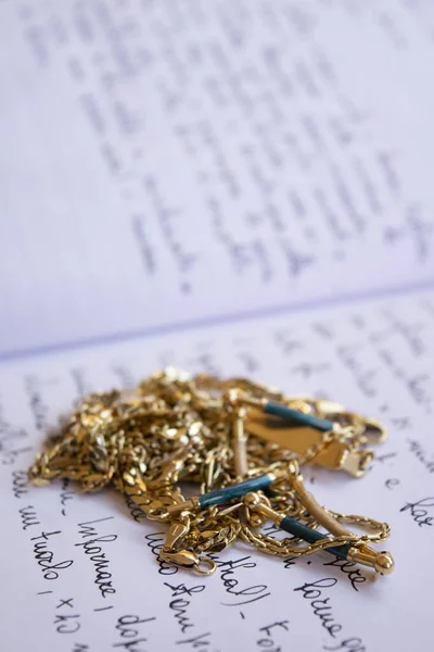 Zlaté Šperky Ručně Psaném Zápisníku — Stock fotografie