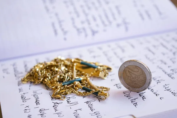 Goud Investeringsconcept Met Juwelen Een Munt — Stockfoto