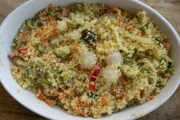 Couscous Mit Verschiedenen Frischen Gemüsearten — Stockfoto