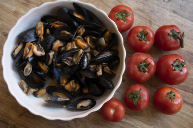 Biberli çorba midyeleri taze domateslerle yapılır.