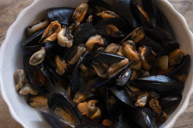 Seramik bir tencerede midye çorbası