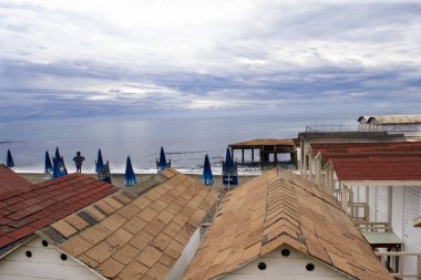 Kulübeler ve plaj şemsiyeleri kış kapanışı sırasında terk edilmiş.