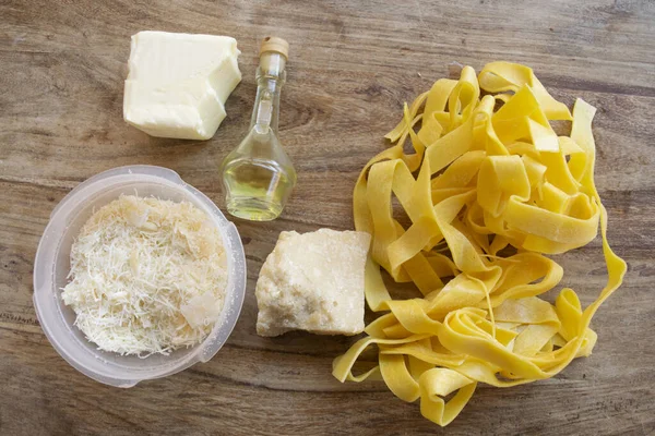 フェットチーネ アルフレドをバター パルメザンチーズとオリーブオイルで作る材料 — ストック写真