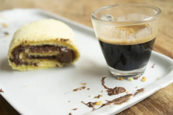 早餐加浓缩咖啡和巧克力卷 — 图库照片