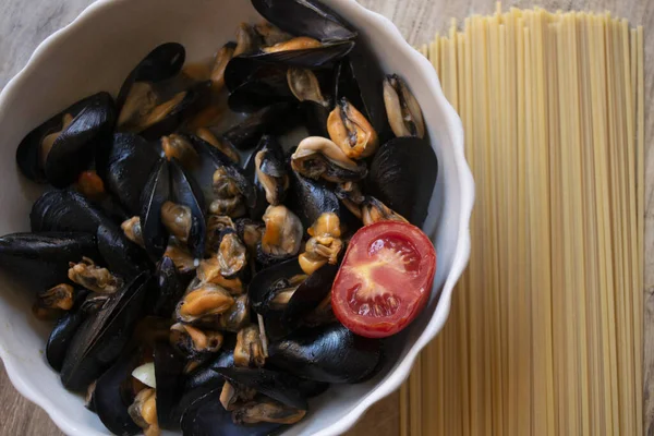 Vis Voorgerecht Typisch Italiaanse Keuken Pasta Met Mosselen Verse Tomaat — Stockfoto