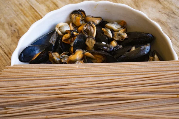 Wholemeal Spaghetti Placed Bowl Full Mussel Soup — Stock Photo, Image