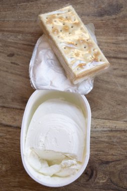 Sağlıklı bir karbonhidrat ve yağ diyeti için kraker ve hafif peynir.